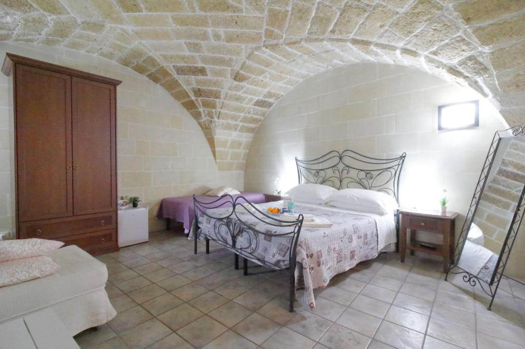 1 dormitorio con 1 cama grande en una habitación en White Suite B&B, en Lecce
