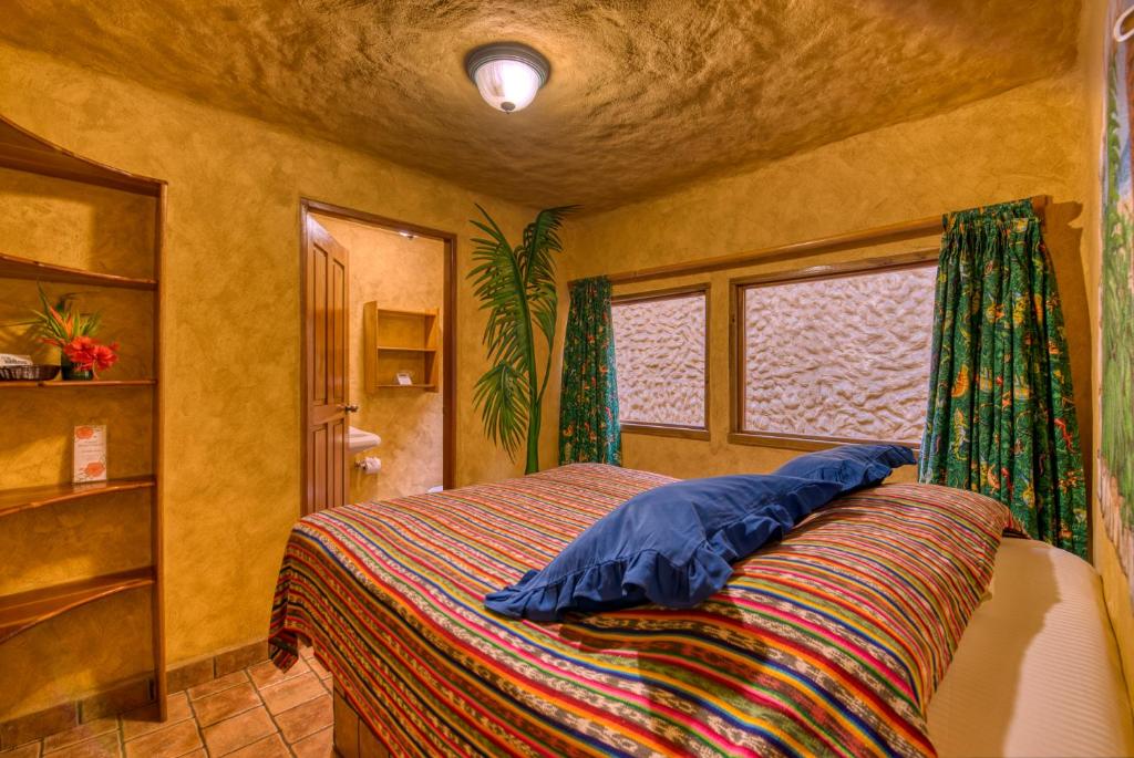 Postel nebo postele na pokoji v ubytování El Sano Banano Beachside Hotel