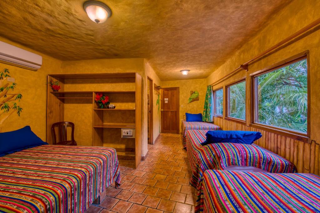 Postel nebo postele na pokoji v ubytování El Sano Banano Beachside Hotel