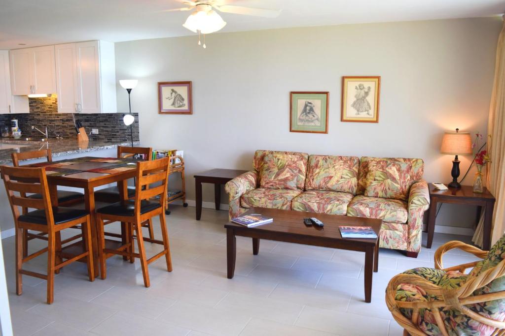 ein Wohnzimmer mit einem Sofa und einem Tisch in der Unterkunft Hale Kai O'Kihei 305 in Kihei