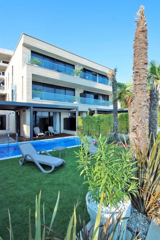 Bazén v ubytování Apartments DEL MAR 1 nebo v jeho okolí