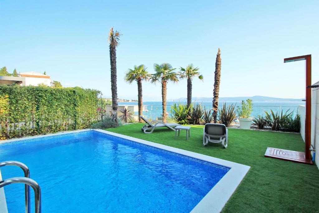 Bazén v ubytování Apartments DEL MAR 1 nebo v jeho okolí