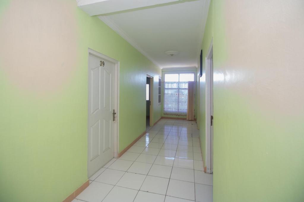 RedDoorz @ Frans Seda Kupang - Double Room