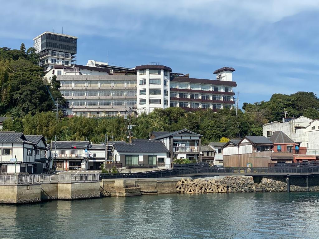 un puente sobre un cuerpo de agua con edificios en Kishotei en Hirado