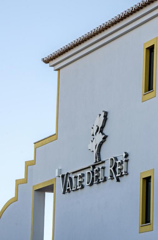 a sign on the side of a white building at Vale d'El Rei Hotel & Villas in Carvoeiro