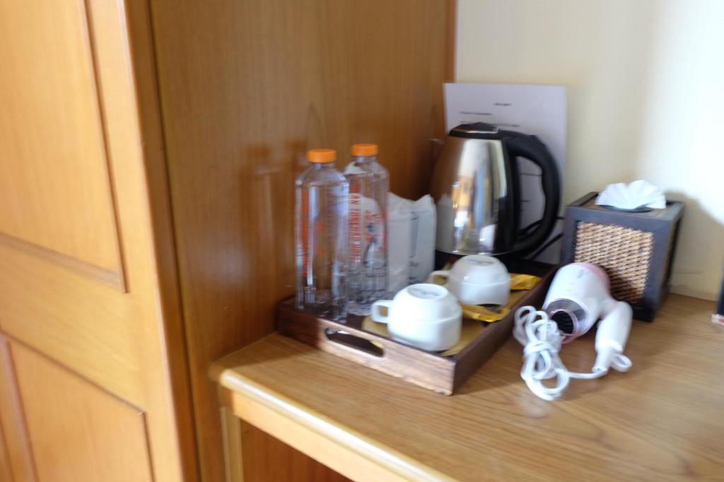 Příslušenství pro přípravu čaje a kávy v ubytování Baantonkhaokata Hotel
