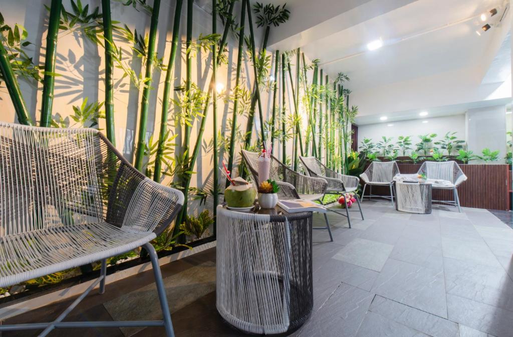 Khu vực ghế ngồi tại La Casa Hotel Nha Trang