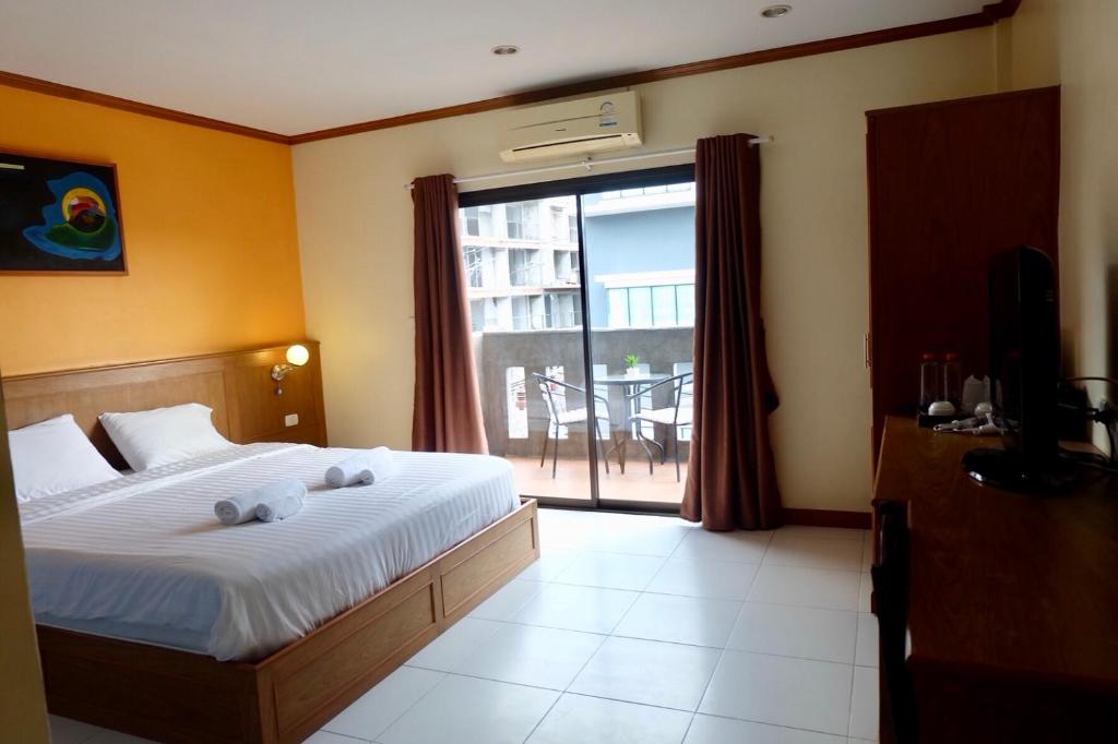Postel nebo postele na pokoji v ubytování Baantonkhaokata Hotel