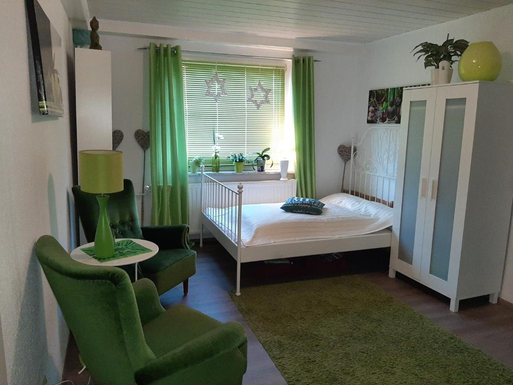 Habitación pequeña con cama, sillas y ventana en Unterkunft mit Wohlfühleffekt und Flair, en Rehburg-Loccum