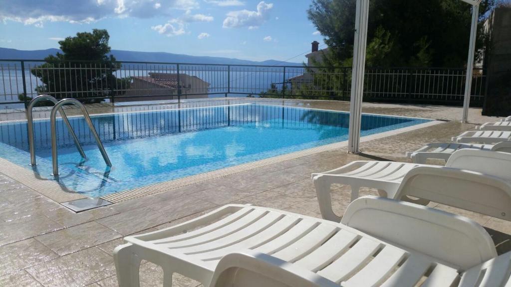 Bazén v ubytování Mimice Bay Apartments nebo v jeho okolí