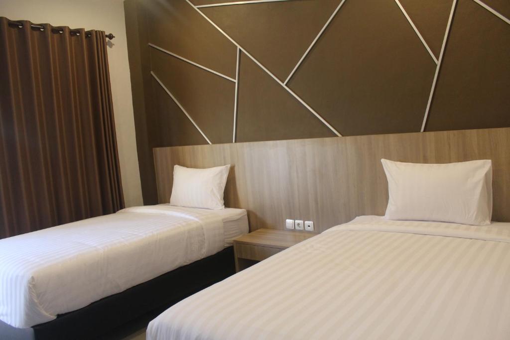 Llit o llits en una habitació de Grand Kuta Hotel