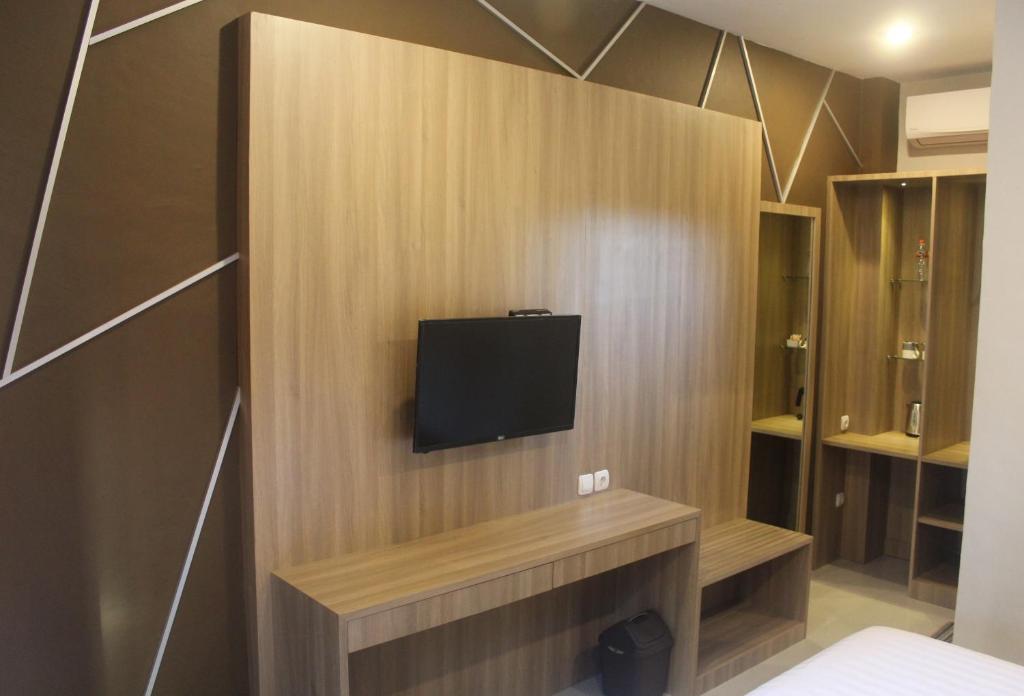 TV a/nebo společenská místnost v ubytování Grand Kuta Hotel
