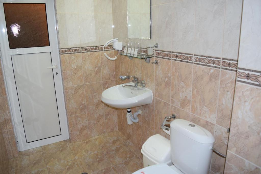 Ванная комната в Family Hotel Chris