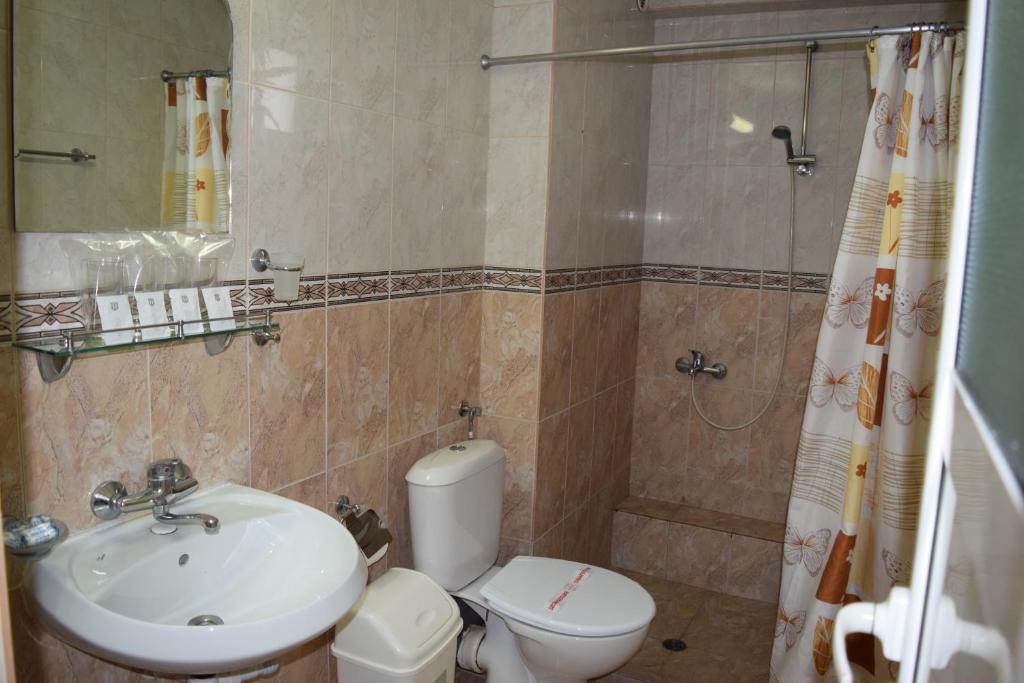 Ванная комната в Family Hotel Chris