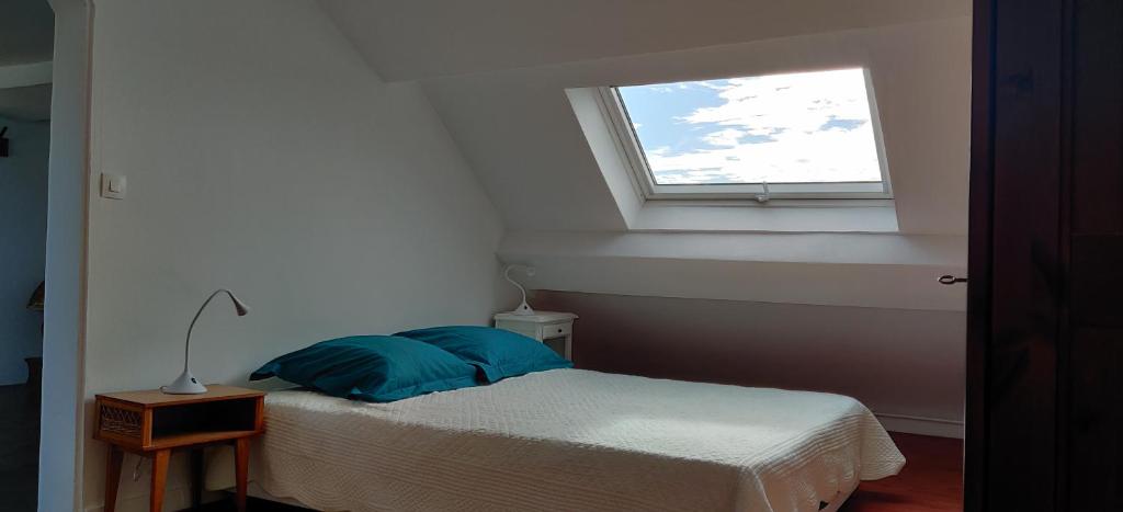 - une petite chambre avec un lit et une fenêtre dans l'établissement Charmant 2 pièces à quelques minutes de Disneyland., à Lagny-sur-Marne