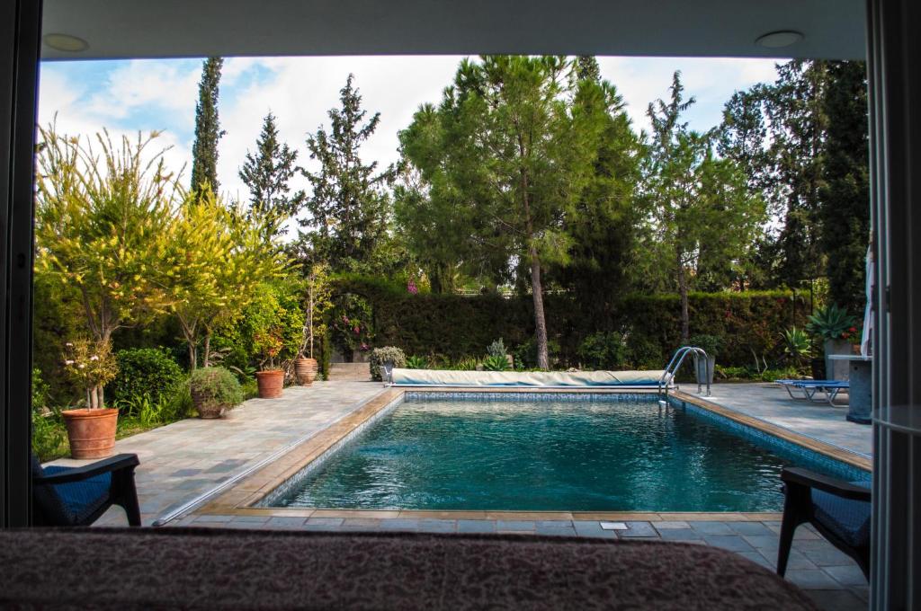 Idyllic studio with private pool