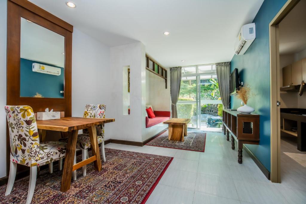 Ein Sitzbereich in der Unterkunft Kata Tranquil Villa - SHA Plus
