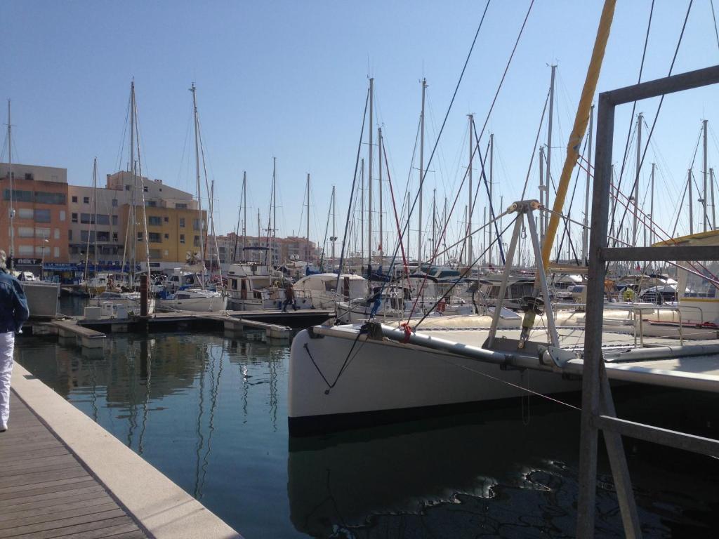 un groupe de bateaux amarrés dans un port de plaisance dans l'établissement aqualand sopraland, au Cap d'Agde