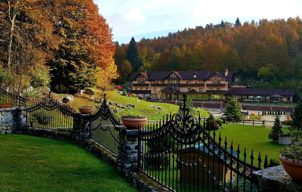 a fence in front of a yard with a house at La Bocchetta Romantic Spa Hotel e Ristorante in Conco