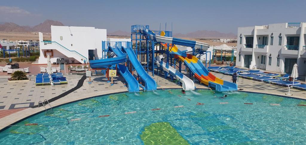Bazén v ubytování Sharm Holiday Resort nebo v jeho okolí
