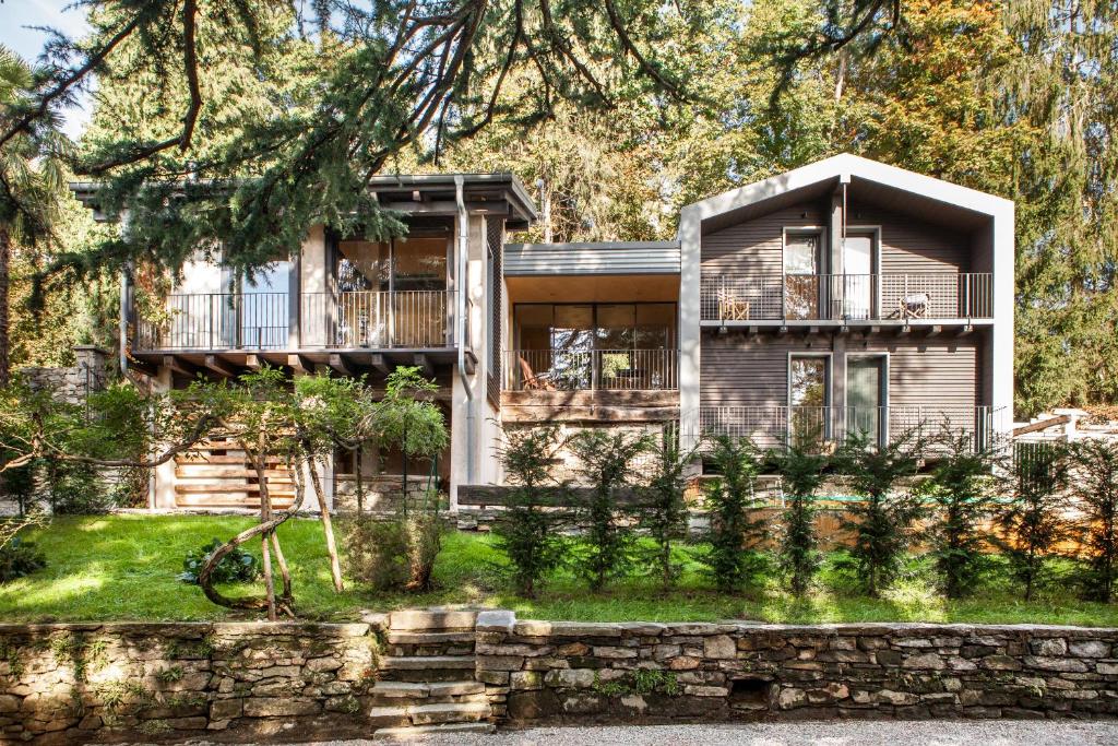 卡西诺Il Lavatoio的树林中的房屋 - 带阳台