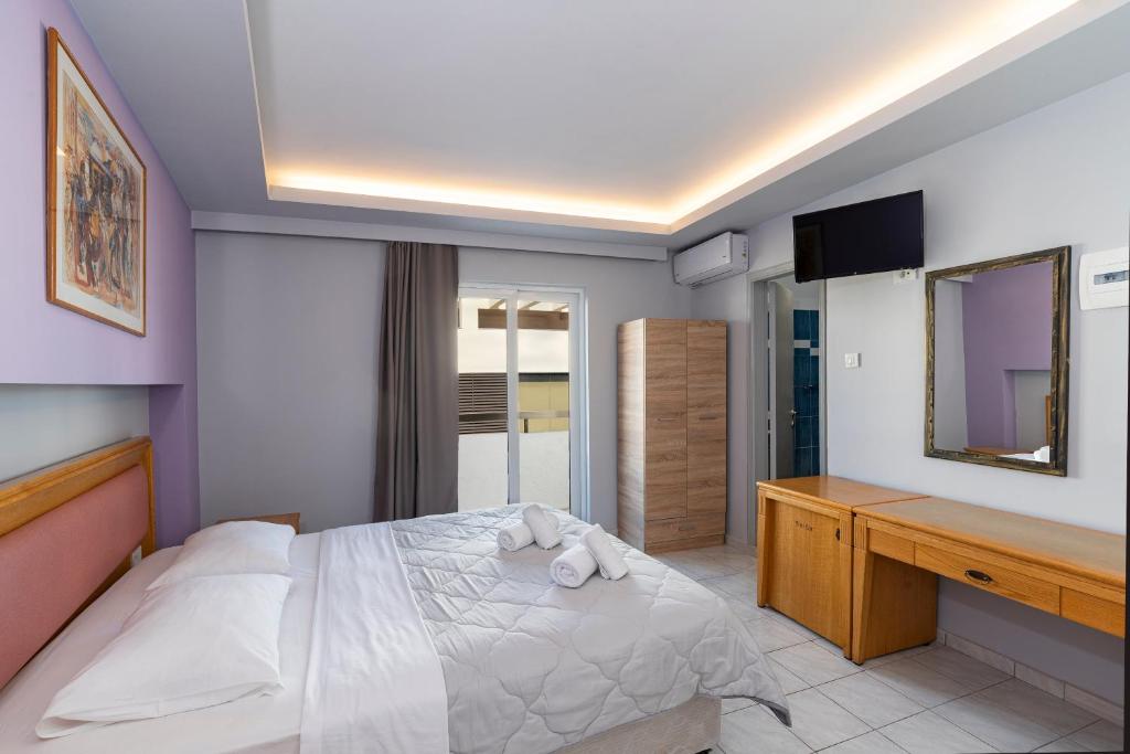Postel nebo postele na pokoji v ubytování N E P center Hotel Rodos
