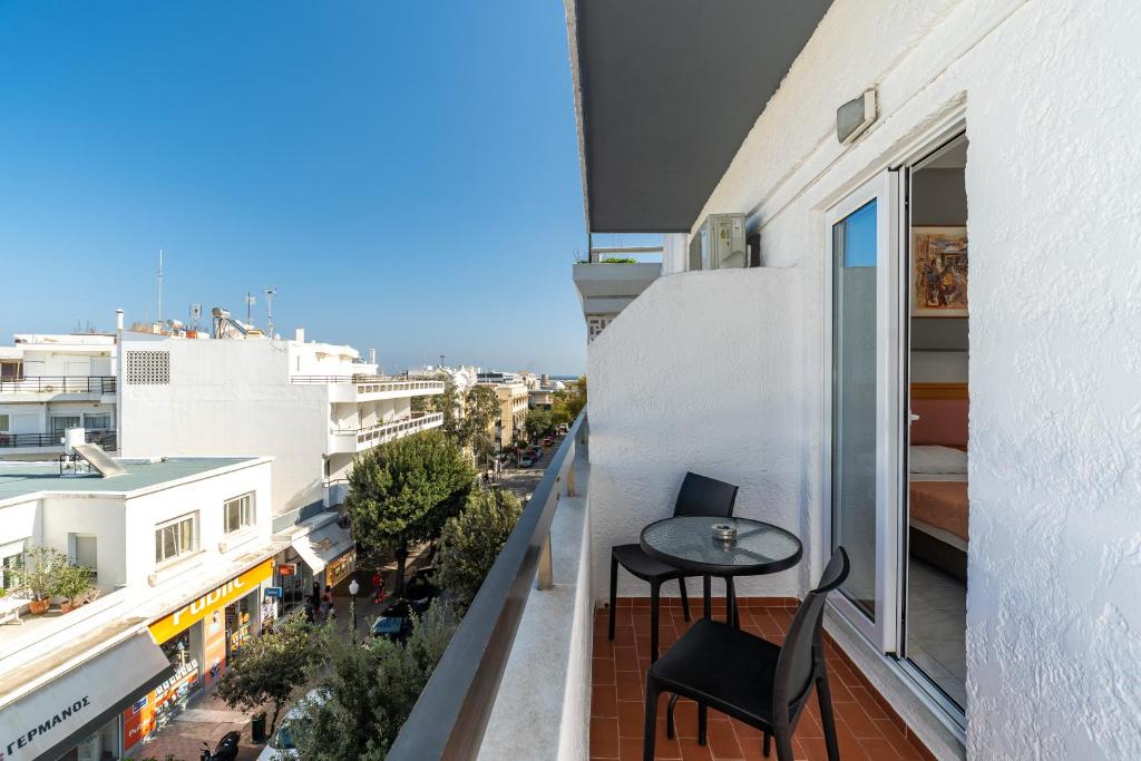 Balkón nebo terasa v ubytování N E P center Hotel Rodos