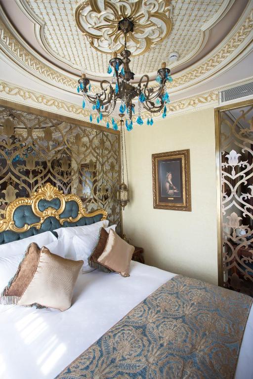 Postel nebo postele na pokoji v ubytování Daru Sultan Hotels Galata