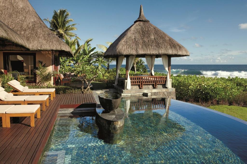 Bazén v ubytování Shanti Maurice Resort & Spa nebo v jeho okolí