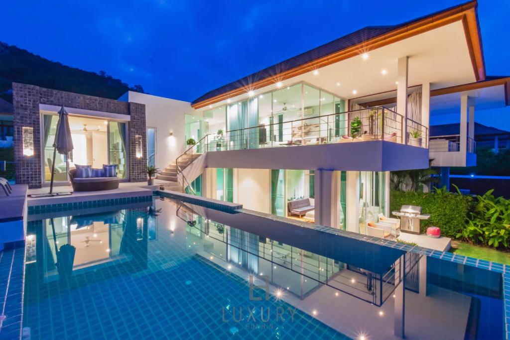 una villa con piscina por la noche en Luxury 3 Bedroom Villa, Sea View PM-A5, en Khao Tao