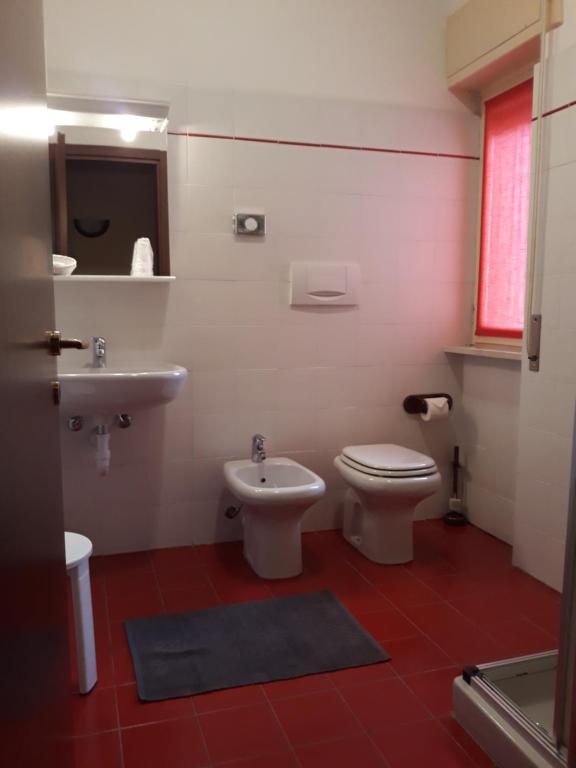 Koupelna v ubytování Albergo Piazzatorre