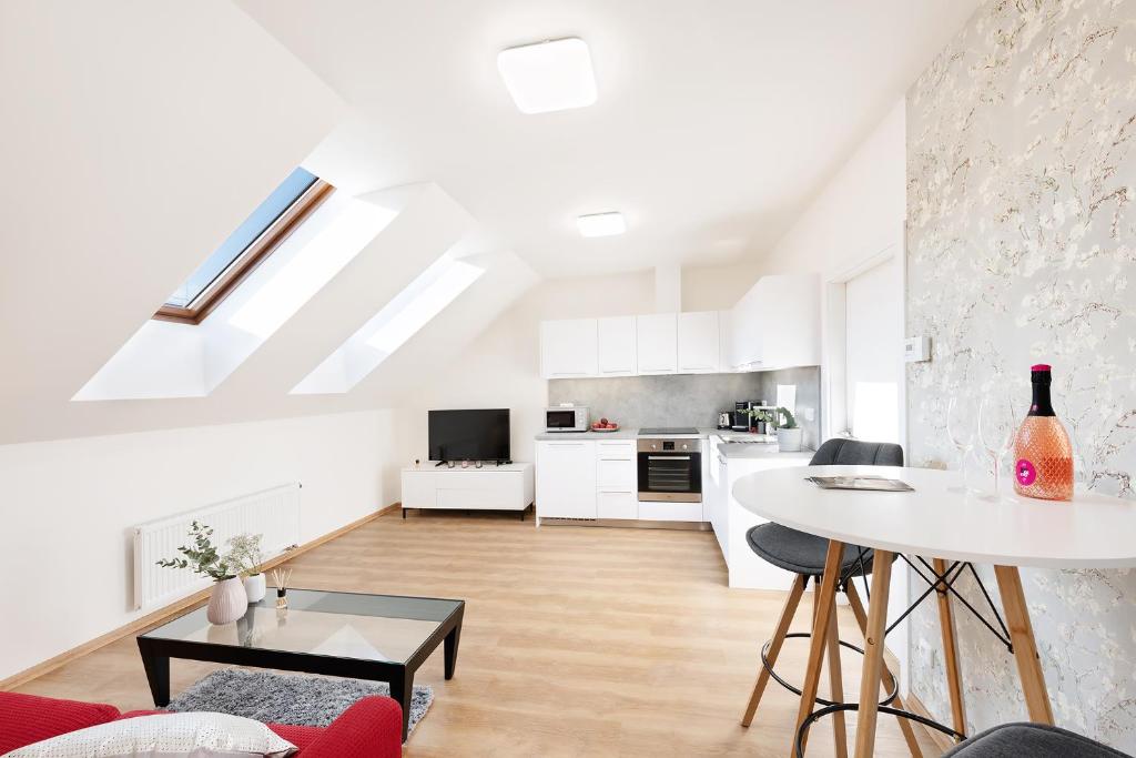Kuchyň nebo kuchyňský kout v ubytování Prague Roof Apartments