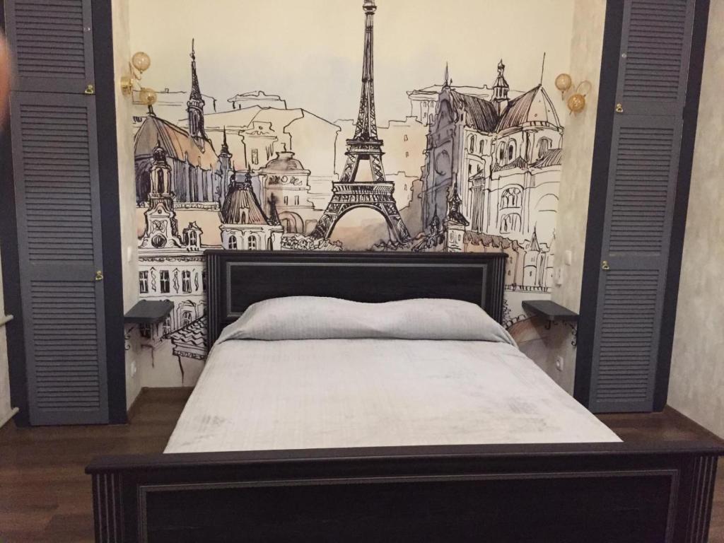 マリウポリにあるPremium Apartment in Paris styleのベッドルーム1室(壁に絵画が描かれたベッド1台付)