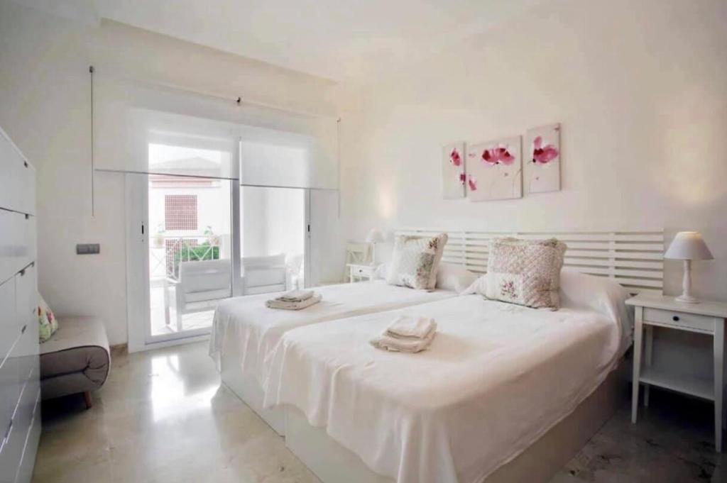 Łóżko lub łóżka w pokoju w obiekcie Apartamento familiar con JARDIN y TERRAZA Privada