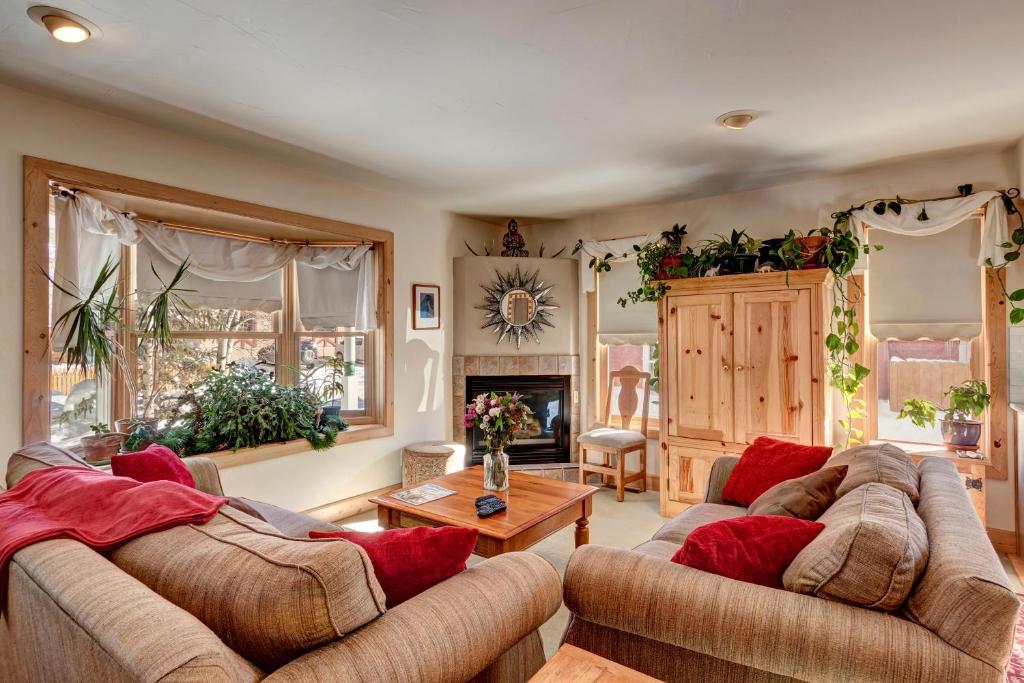 Una sala de estar con dos sofás y una chimenea. en Harris House, en Breckenridge