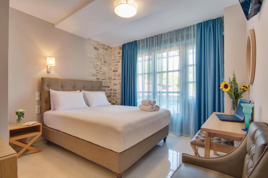 une chambre d'hôtel avec un lit et une fenêtre dans l'établissement Ali Pasha Hotel, à Ioannina