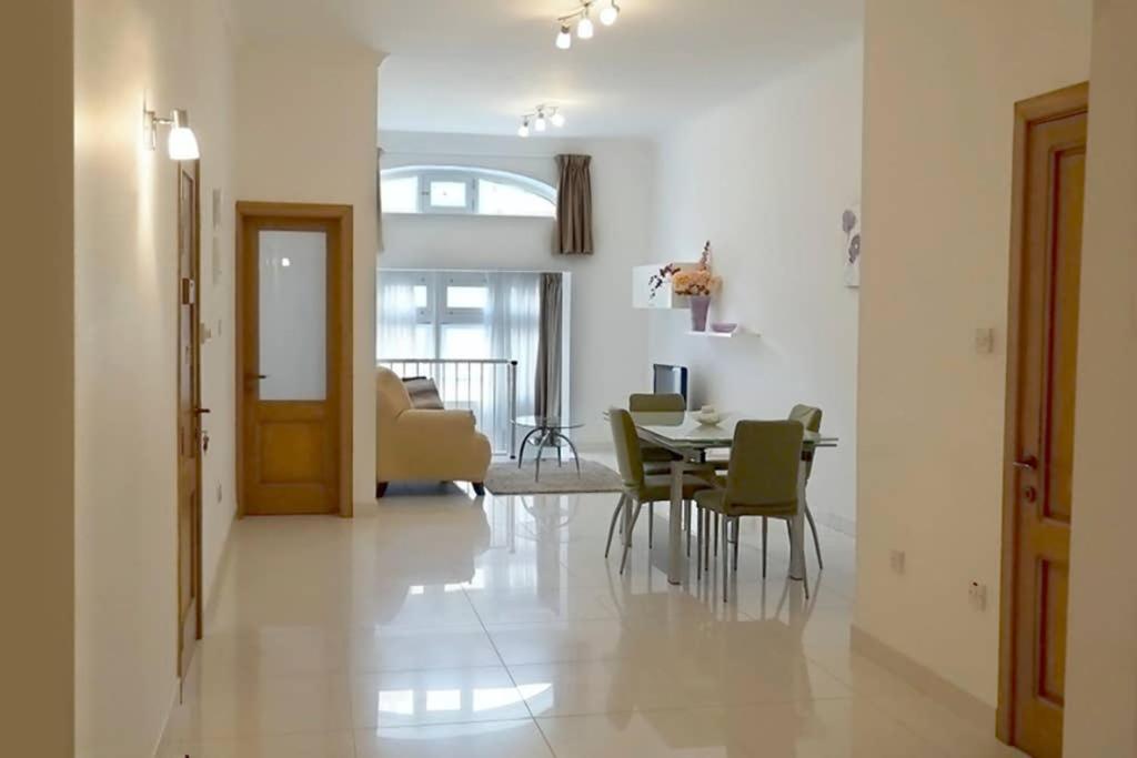 ein Esszimmer und ein Wohnzimmer mit einem Tisch und Stühlen in der Unterkunft Luxurious Furnished apartment in sliema in Sliema