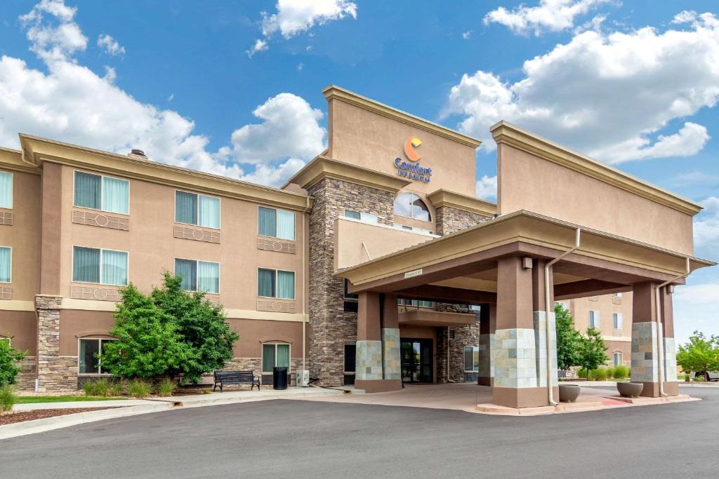 een weergave van de voorkant van een hotel bij Comfort Inn & Suites Brighton Denver NE Medical Center in Brighton