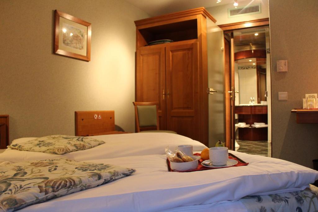 Postel nebo postele na pokoji v ubytování Hôtel Le Mittelwihr