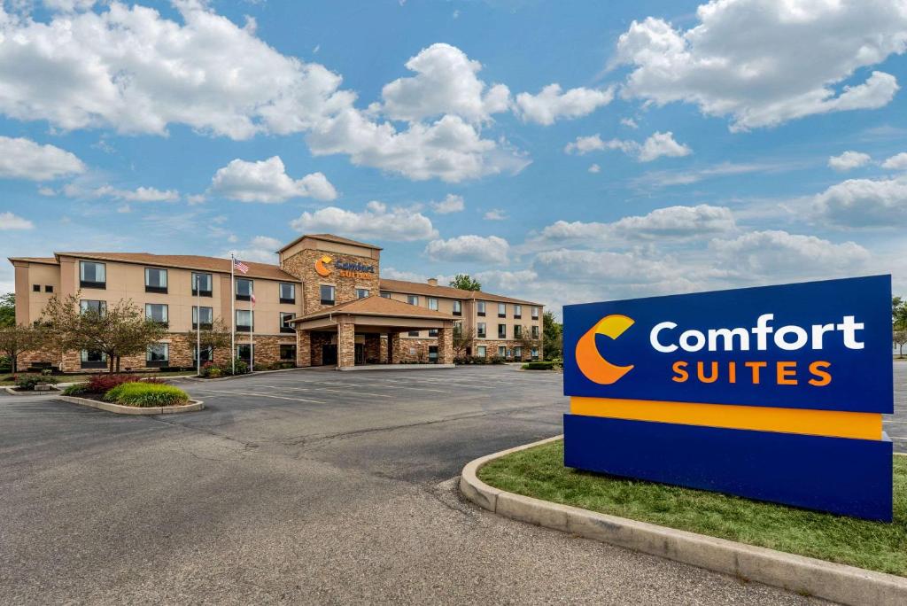 Comfort Suites Dayton-Wright Patterson في دايتون: علامة امام فندق بجناح مريح