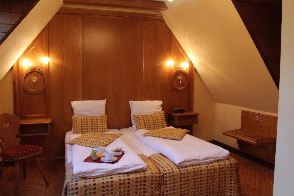 Postel nebo postele na pokoji v ubytování Hôtel Le Mittelwihr