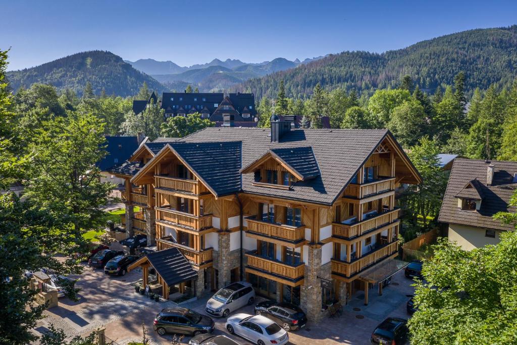 an aerial view of a large house with a parking lot at Hotel Foluszowy Potok in Zakopane