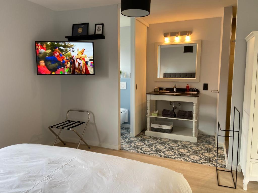 TV a/nebo společenská místnost v ubytování B&B Aline Florentine - adults only - Luxury B&B - Chambres d'Hôtes - Zimmer Frei