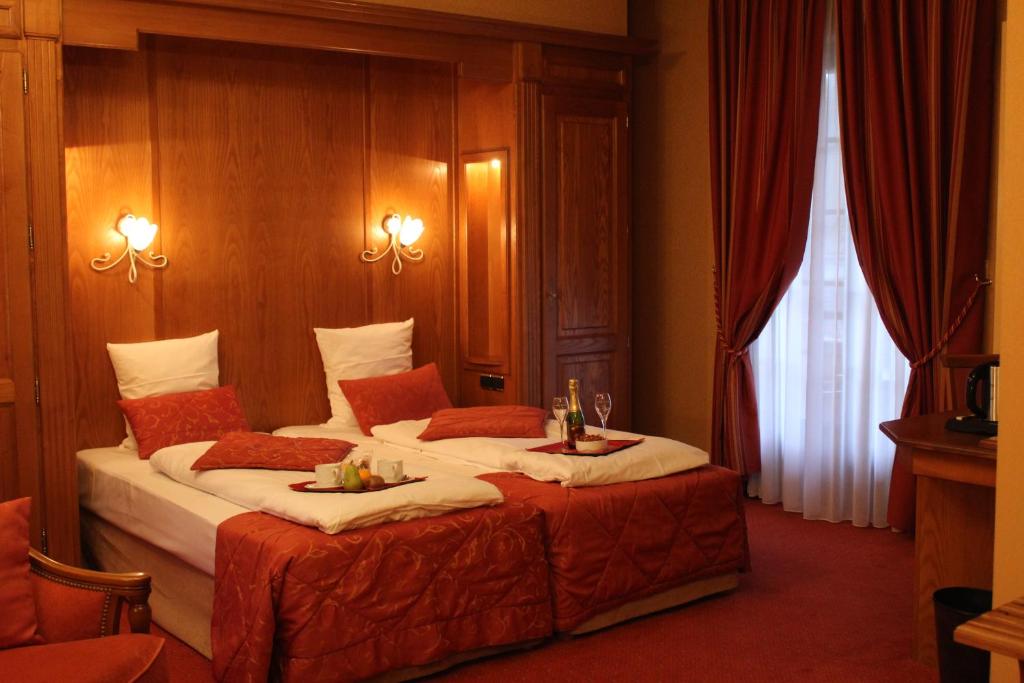 Postel nebo postele na pokoji v ubytování Hôtel Le Mittelwihr