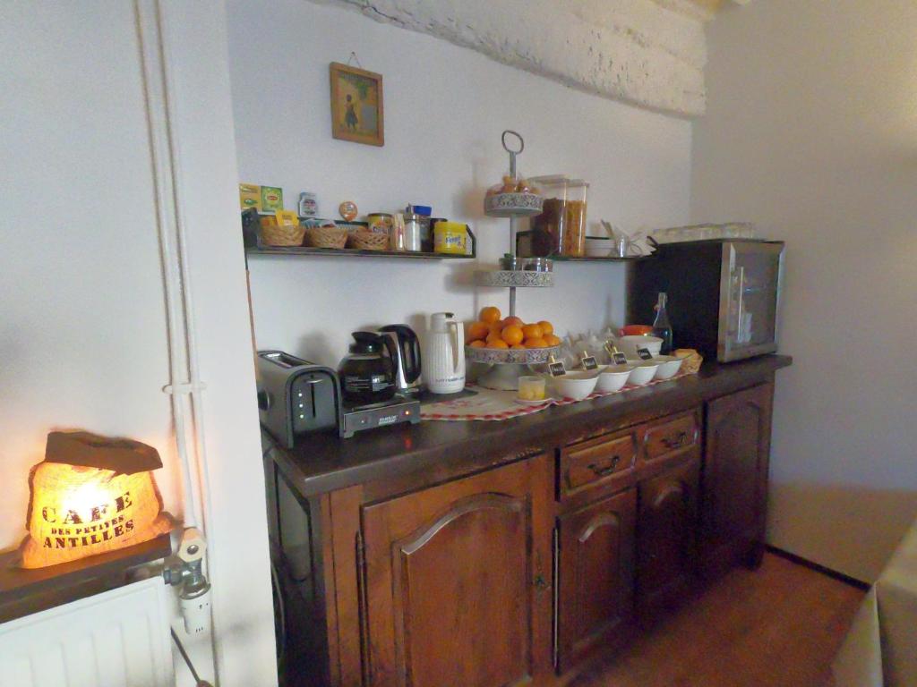 Kuchyň nebo kuchyňský kout v ubytování Le palais, hôtel - restaurant