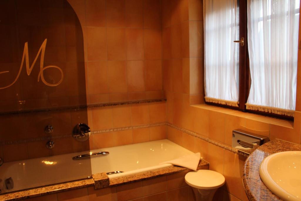 Koupelna v ubytování Hôtel Le Mittelwihr