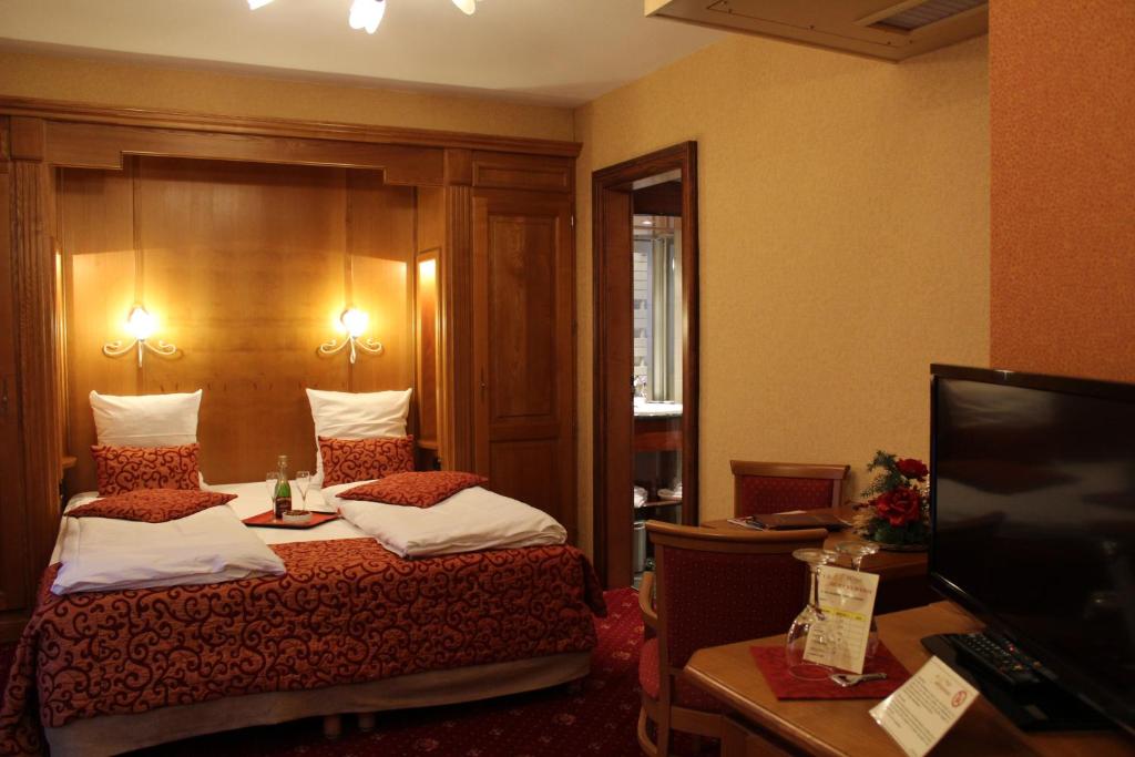 Postel nebo postele na pokoji v ubytování Hôtel Le Mittelwihr
