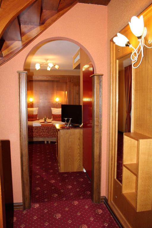 TV a/nebo společenská místnost v ubytování Hôtel Le Mittelwihr