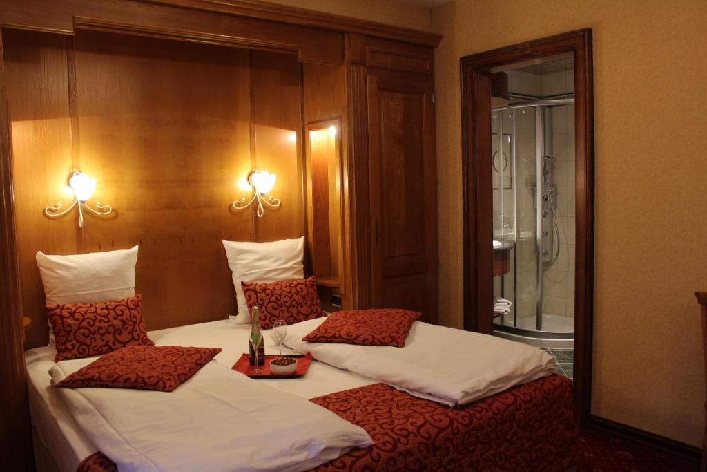 Postel nebo postele na pokoji v ubytování Hôtel Le Mittelwihr