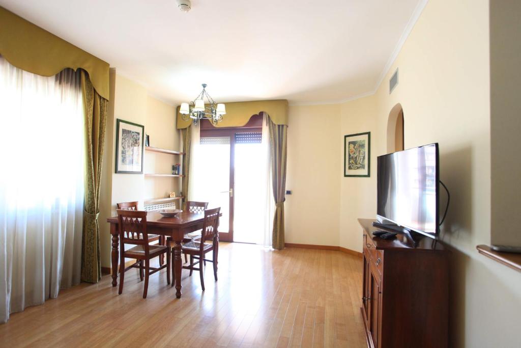 Televízia a/alebo spoločenská miestnosť v ubytovaní Altea Suites